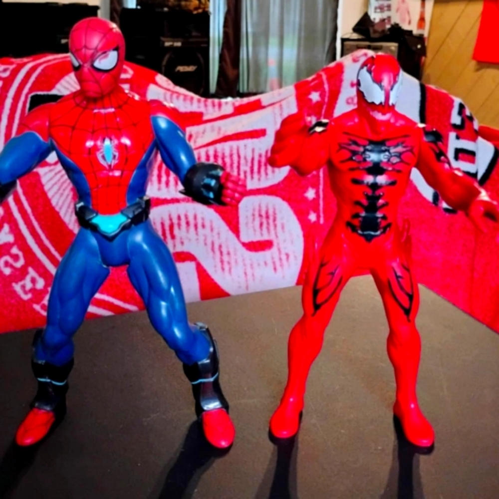 Spiderman and dark Spider-Man action figures